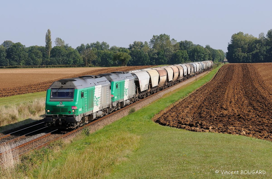 Les BB 75057 et BB 75060 à Osmoy avec un train de Fret en provenance du silo de Moulins-sur-Yèvre. 75057-75060_osmoy.jpg