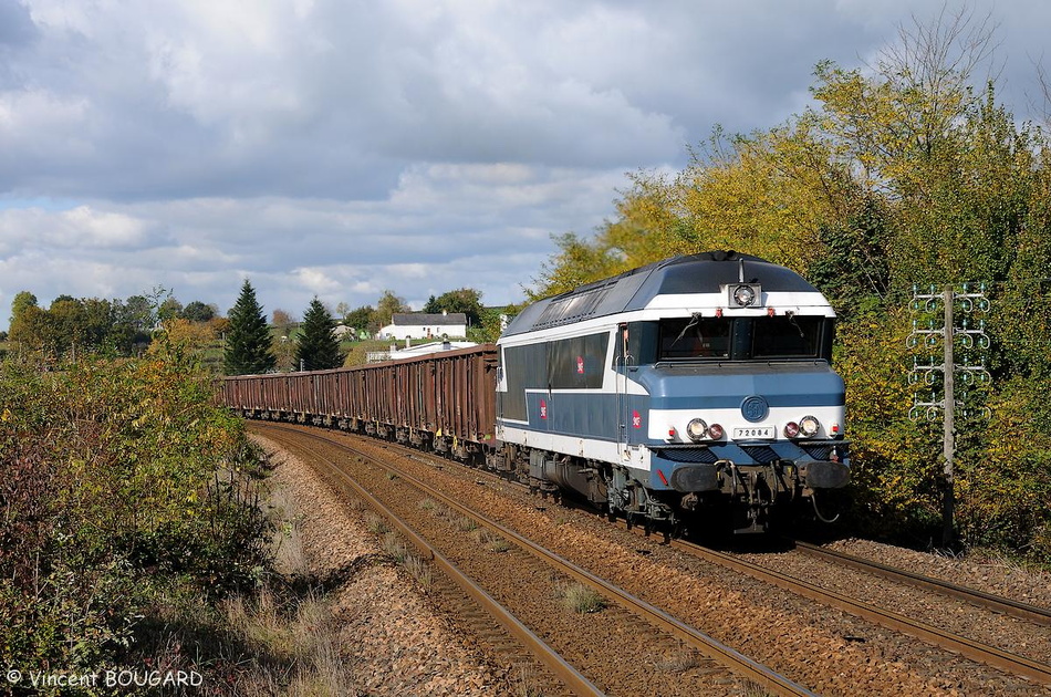La CC 72084 à Luzy assurant un train pour Montchanin, en provenance de la carrière du Moulin Neuf près de Luzy. 72084_luzy.jpg