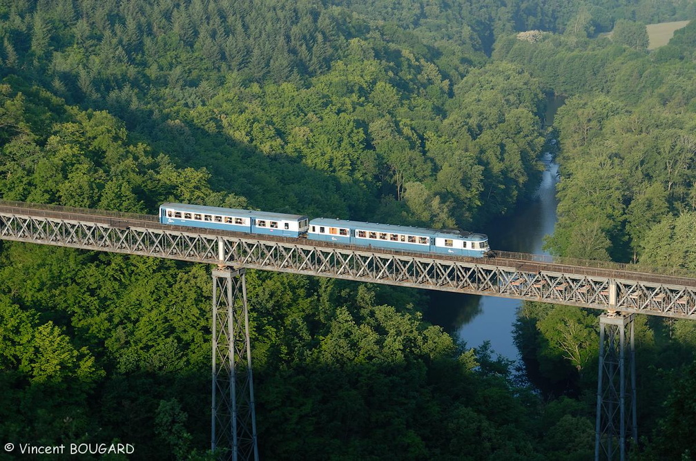 L'X2889 sur le viaduc de Rouzat.