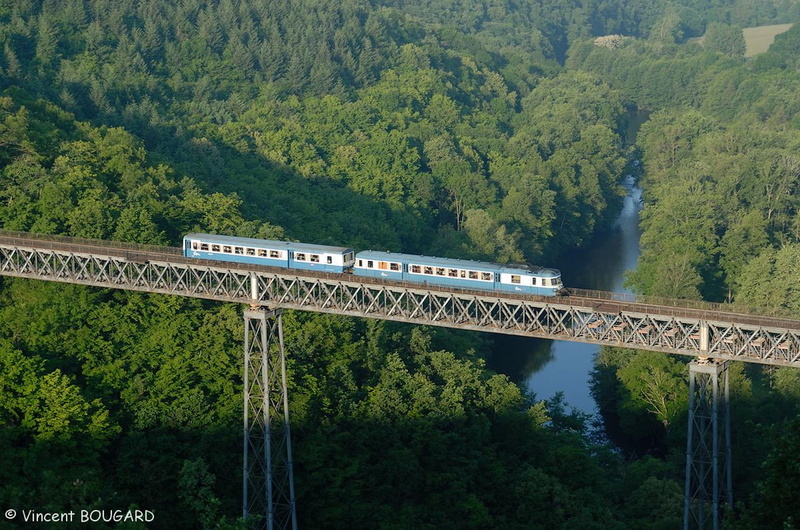 L'X2889 sur le viaduc de Rouzat.