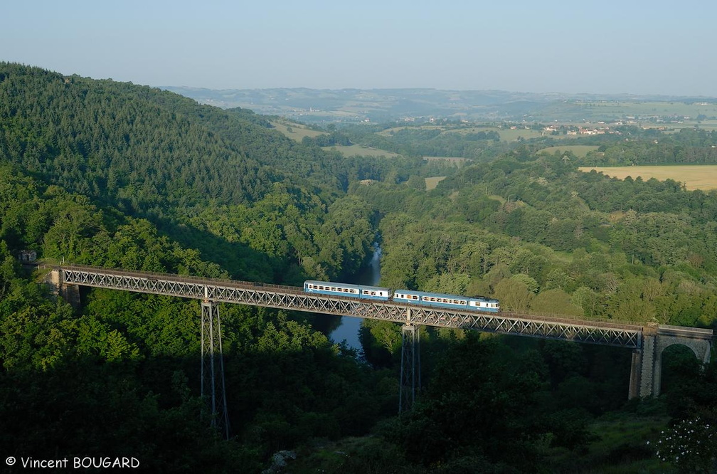 L'X2889 sur le viaduc de Rouzat.