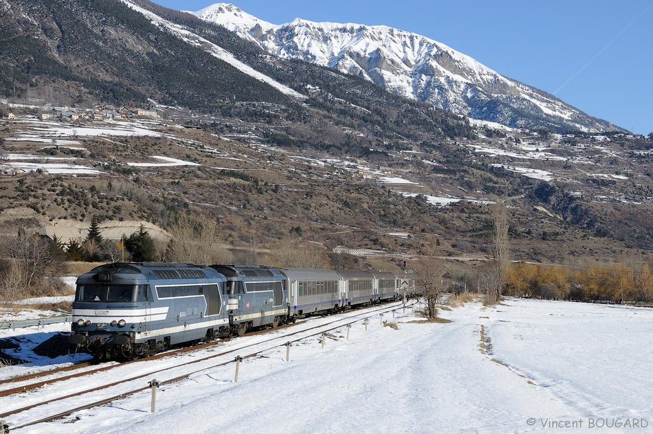 Les BB67624 et BB67359 à Châteauroux-les-Alpes.