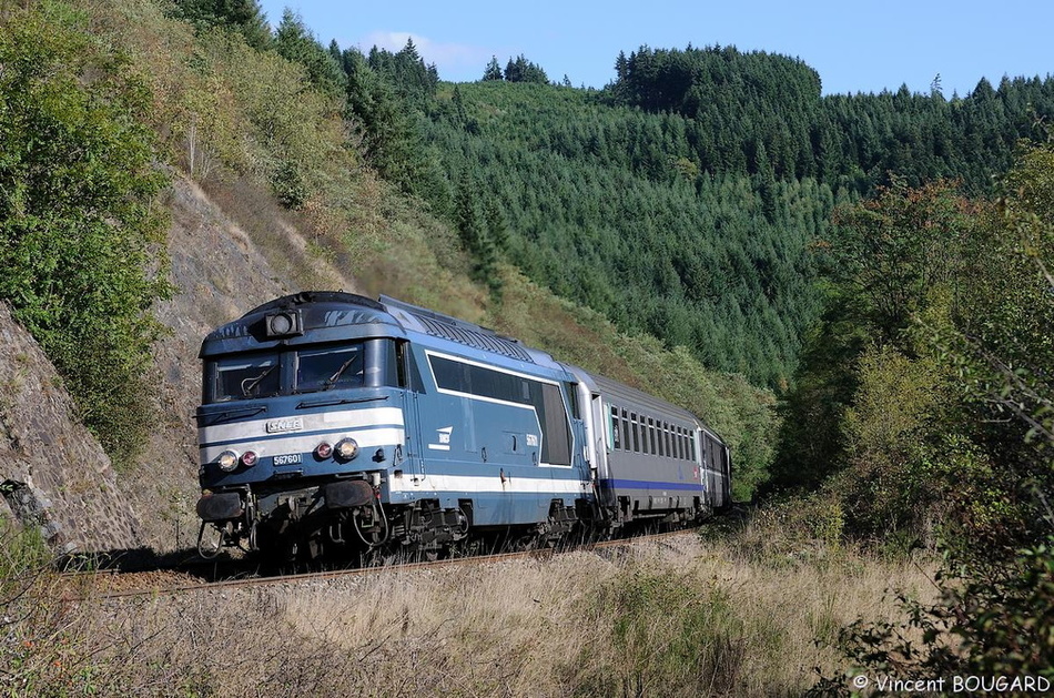 La BB 67601 dans la rampe des Sauvages, côté Tarare, avec un TER Lyon - Clermont-Ferrand. 67601_les-sauvages.jpg