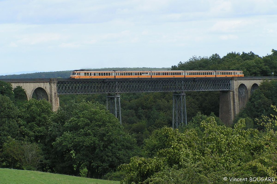 Le Turbotrain RTG T2002-T2049 sur le viaduc du Bellon avec le train 4580 Lyon-Bordeaux. T2002-2049_vidauc-du-bellon.jpg