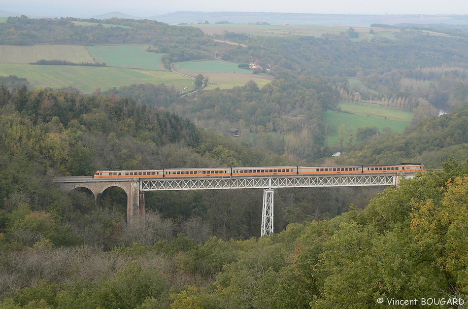 Le Turbotrain RTG T2013-T2014 sur le viaduc de Neuvial avec le train 4480 Bordeaux-Lyon. T2013-14_viaduc-de-neuvial.jpg