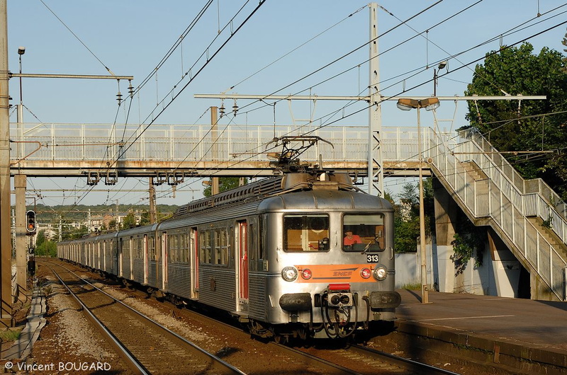 Z5313 at Viroflay Rive-Gauche.