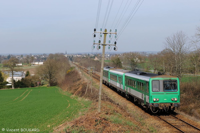 Les X2109 et X2137 près de Retiers.