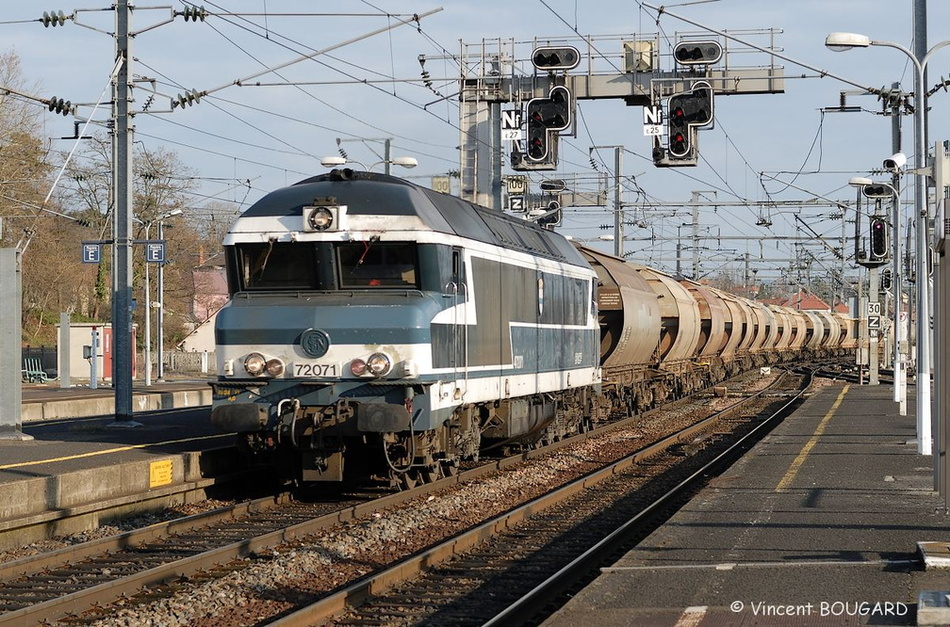 La CC 72071 assurant la desserte de la verrerie de Puy-Guillaume à St Germain-des-Fossés. 72071_stgermaindesfosses.jpg