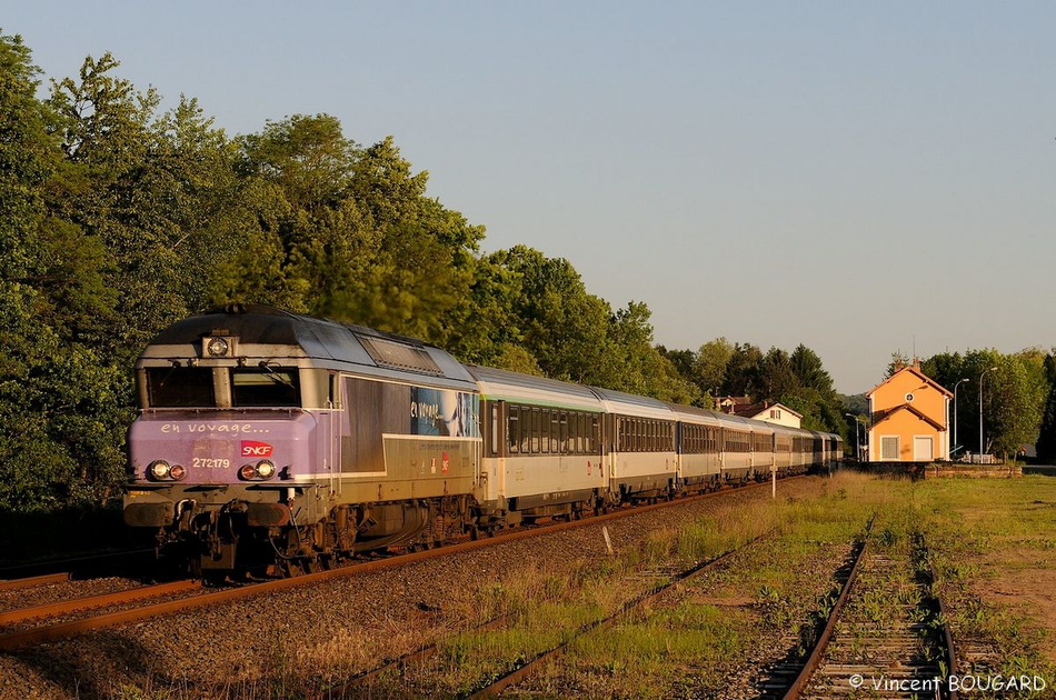 La CC72179 près de la gare de Bas-Évette.