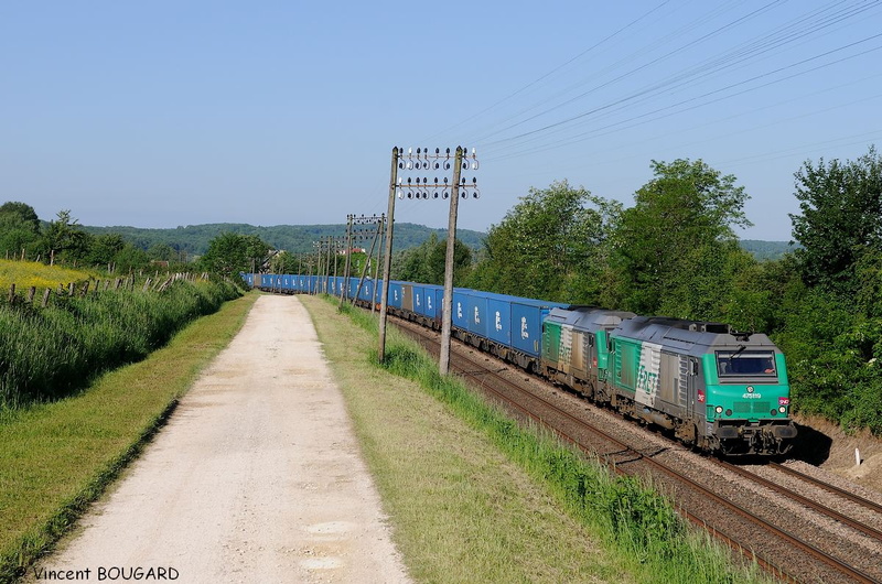 Les BB75119 et BB75017 près de la gare de Vitrey-Vernoy.