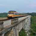 La RTG T2002-T2049 sur le viaduc de Busseau-sur-Creuse.