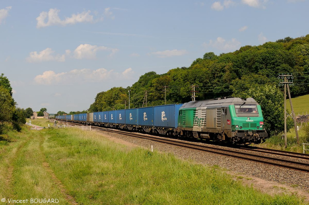 La BB75125 près de la gare de Vitrey-Vernoy.