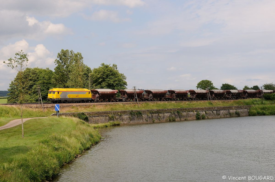 La BB 67412 passe à Montureux-lès-Baulay en tête d'un train Infra SNCF en provenance de la carrière de Giromagny et à destination de Culmont-Chalindrey. 67412_montureux-les-baulay.jpg