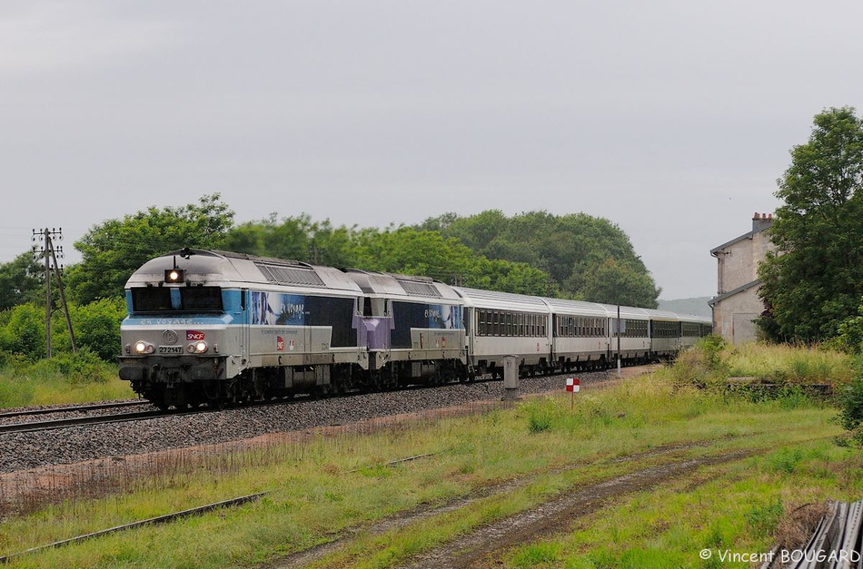 Les CC72147 et CC72172 à la gare de Creveney-Saulx.