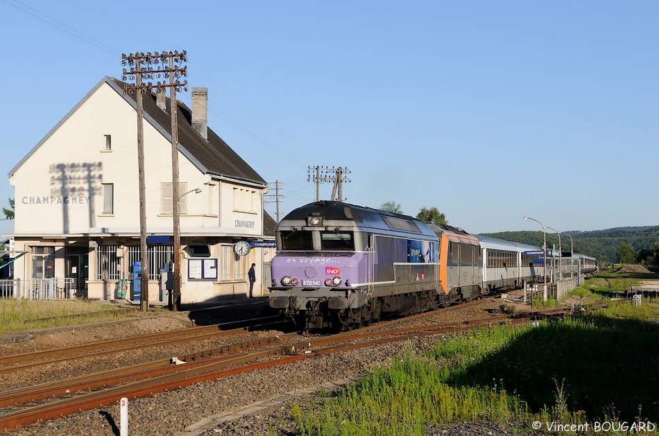 Les CC72141 et BB26074 à la gare de Champagney.