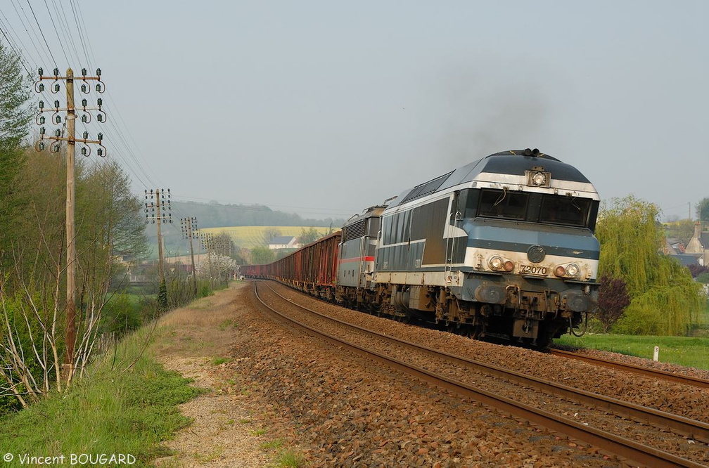 La CC72070 et la BB25208 à St Christophe-sur-le-Nais.