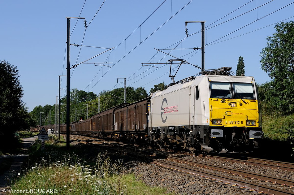 La E 186 312-5 près de St Germain-des-Fossés avec un train de fret ECR Thionville - Clermont-Ferrand. 186-312-5_st-germain-des-fossés.jpg
