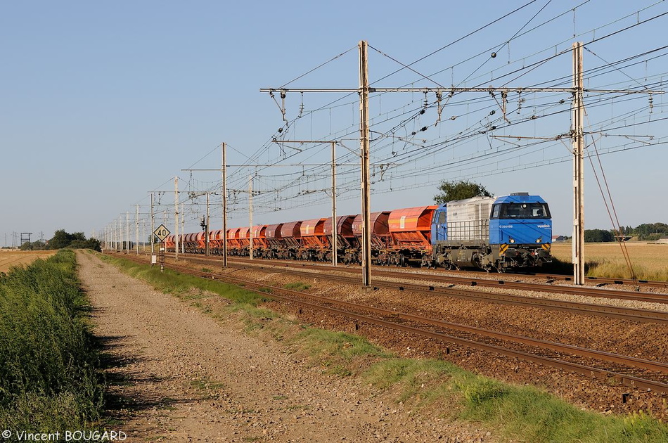 Une G 2000 près de Monnerville avec un train de fret Colas Rail Valenton - St Varent. G2000_colas_monnerville_17082012.jpg