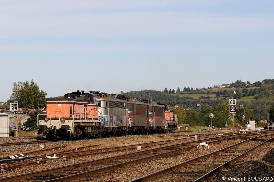 Les BB 63880, BB 25252, BB 25249, BB 25250 et BB 63938 à Lozanne assurant un train de machines Vénissieux-Écully. 63880&25252&25249&25250&63938_lozanne.jpg