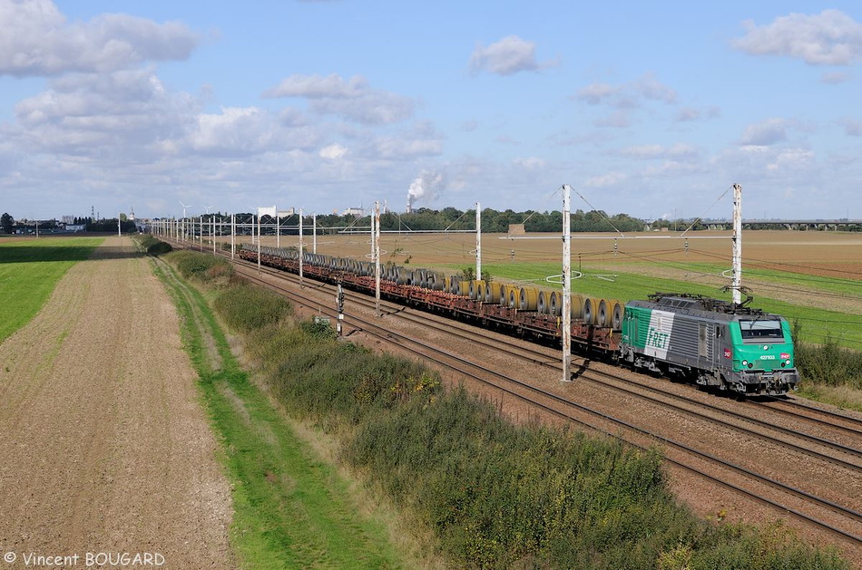 La BB 27103 à La Croix-Briquet, près de Chevilly, avec un train de Fret SNCF Dunkerque - St Pierre-des-Corps. 27103_la-croix-briquet.jpg