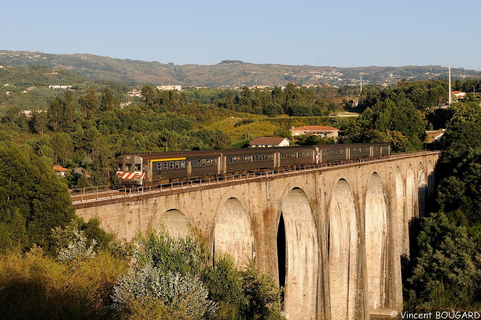Une UM de Série 0600 / 0650 près de Marco-de-Canaveses avec un train régional Penafiel-Regua. 64_6xx_marco-de-canaveses_20100710.jpg