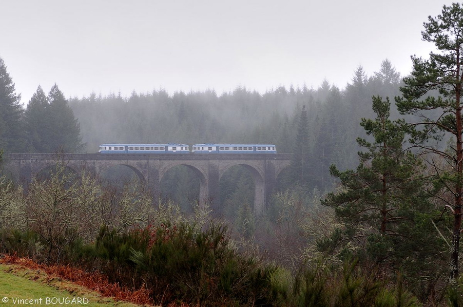 Les X2844 et X2907 sur le viaduc des Farges.