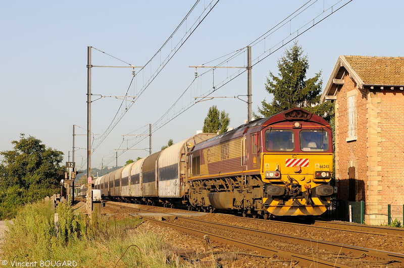 La Class 66243 à Beynost.