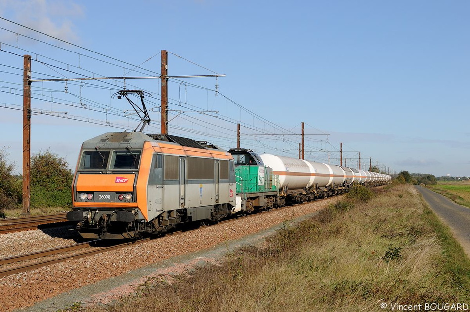 La BB26098 avec la BB60131 près de Rouvray-St-Denis.