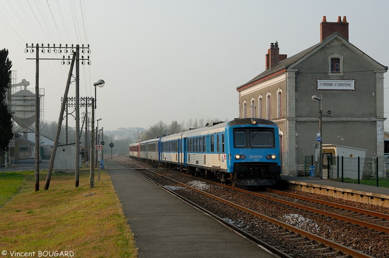 Les X4755 et X4754 à St Paterne-Racan.