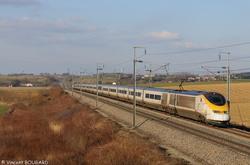 [lang=default]Le TGV Eurostar 3223 à Civrieux.[/lang][lang=fr]Le TGV Eurostar 3223 à Civrieux.[/lang][lang=en]TGV Eurostar 3223 at Civrieux.[/lang]