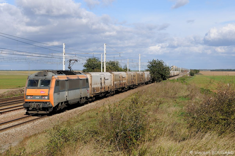 La BB 26118 près de Monnerville avec un train de fret SNCF Sucy Bonneuil - Montauban. 26118_monnerville.jpg