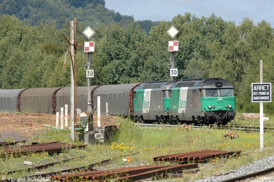 Les BB 67536 et BB 67401 près de Volvic avec un train de fret (bouteilles d'eau minérale) en provenance de Laqueuille et à destination de Clermont-Ferrand. 67536&67401_volvic_1.jpg