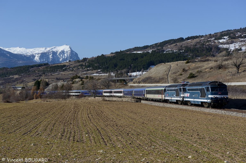 Les BB67367 et BB67360 près de Châteauroux-les-Alpes.