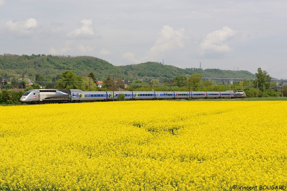 TGV POS 4402 (with 574,8km/h (357,18mph) world's fastest railway speed coat) at Beynost with the Genève-Nice Lyria 9756 train. 01_4402_beynost_TGV_TGV-POS_20130507.jpg