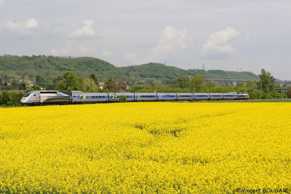 Le TGV POS 4402 à Beynost.