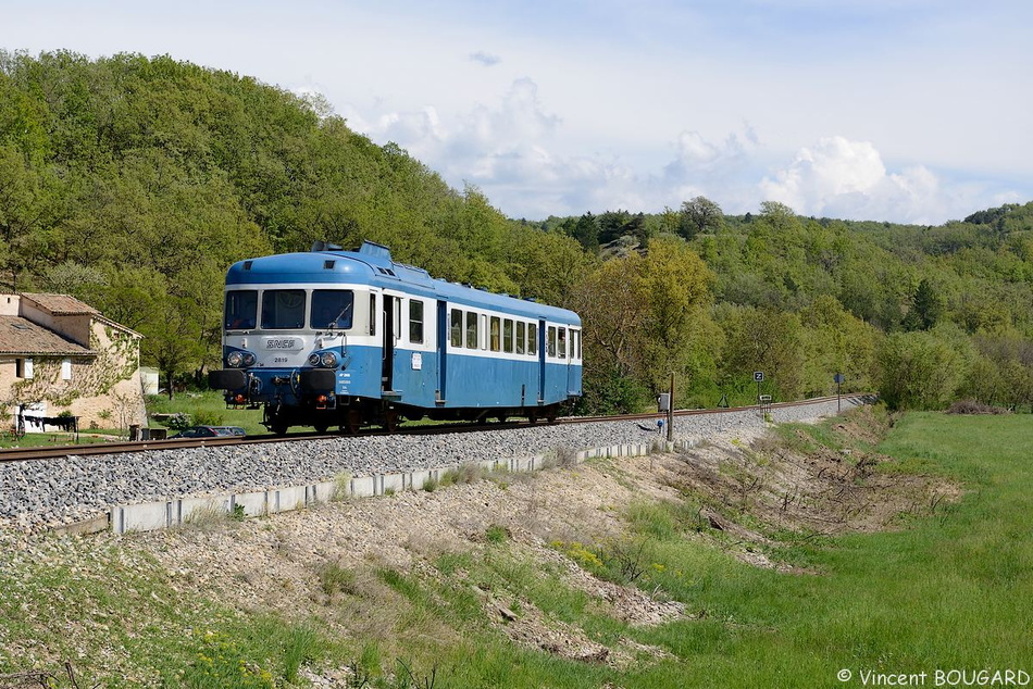 L'X 2819 près de Laragne-Montéglin avec un train spécial Nimes-Avignon-Cavaillon-Laragne-Montéglin-Veynes-Gap-Briançon (AP 2800). 12_2819_laragne-montéglin_TER_X2800_20130504.jpg