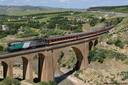 [lang=default]La DF117 sur le Viaduc de Bouhlou.[/lang][lang=fr]La DF117 sur le Viaduc de Bouhlou.[/lang][lang=en]DF117 on Bouhlou's viaduct.[/lang]