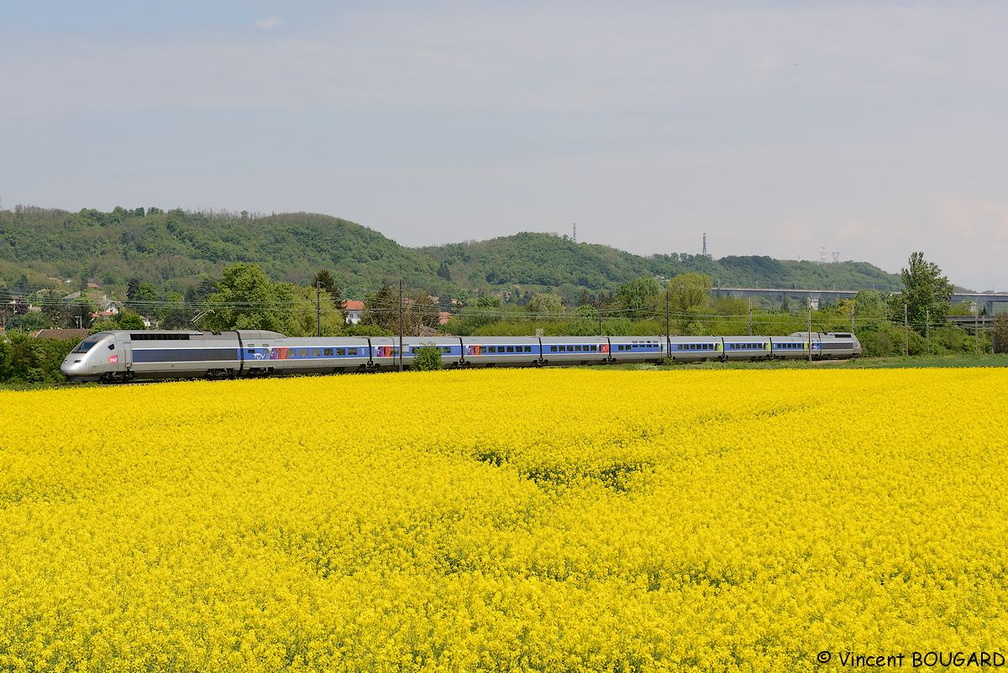 Le TGV POS 4408 à Beynost.