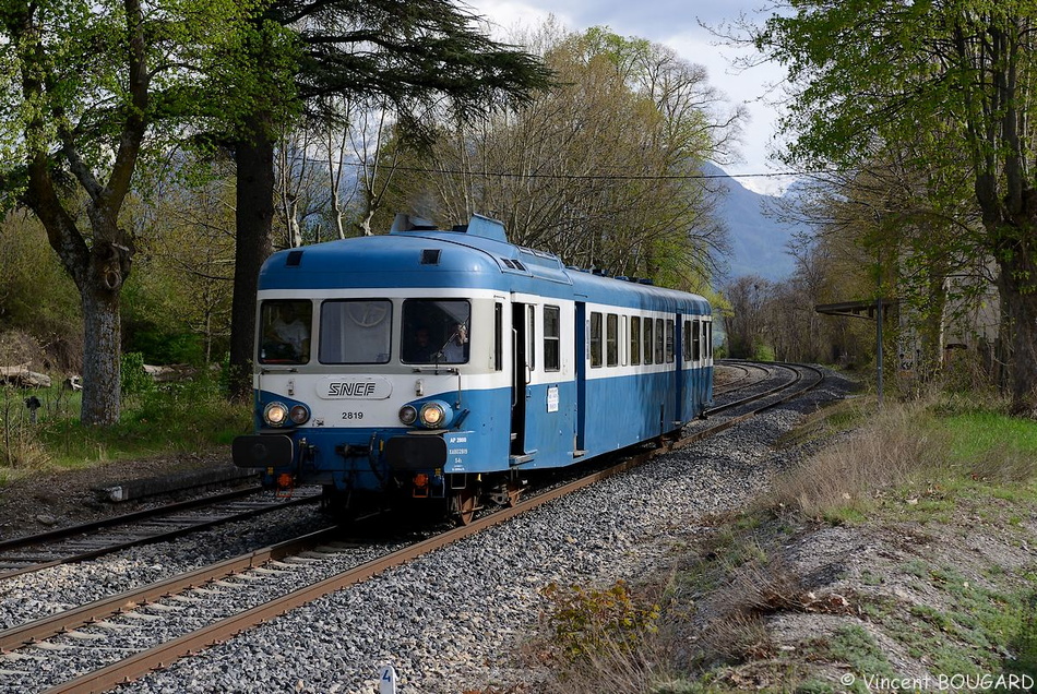 L'X 2819 à Châteauroux-les-Alpes avec un train spécial Nimes-Avignon-Cavaillon-Châteauroux-les-Alpes-Veynes-Gap-Briançon (AP 2800). 22_2819_châteauroux-les-alpes_TER_X2800_20130504.jpg