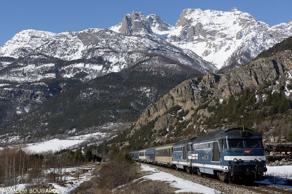 Les BB 67367 et 67360 près de St Martin-de-Queyrières avec un train de nuit Paris-Briançon. 67367&67360_st-martin-de-queyrières.jpg