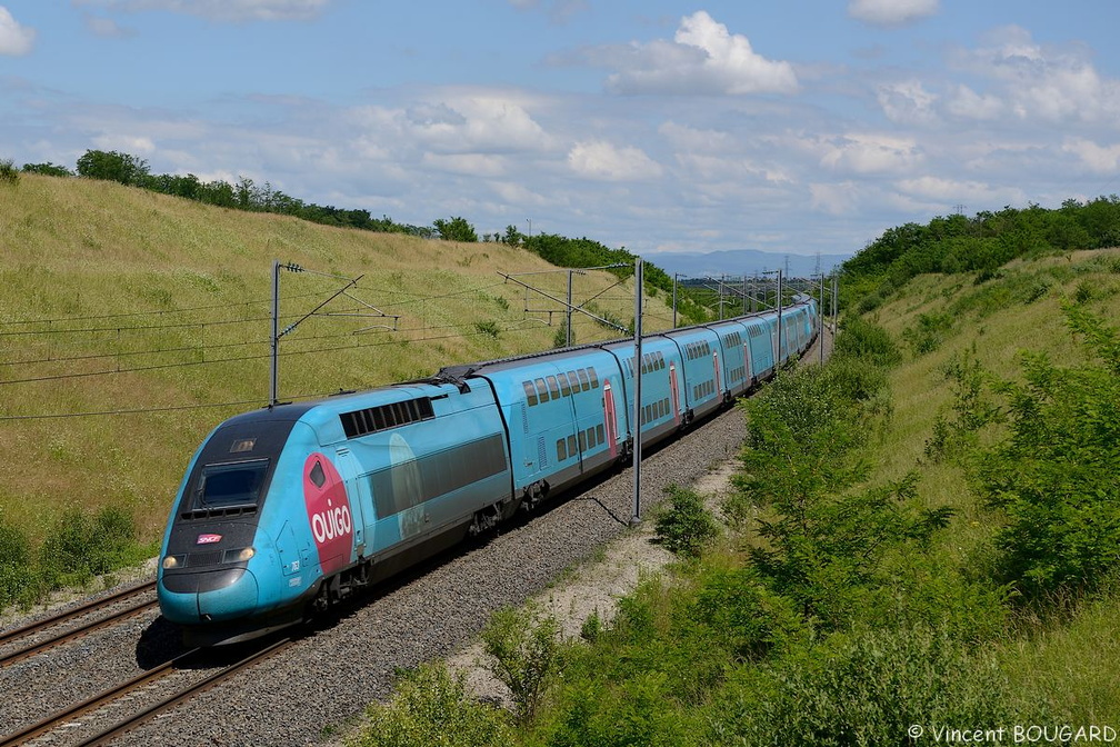 Le TGV Duplex 763 Ouigo près des Échets.