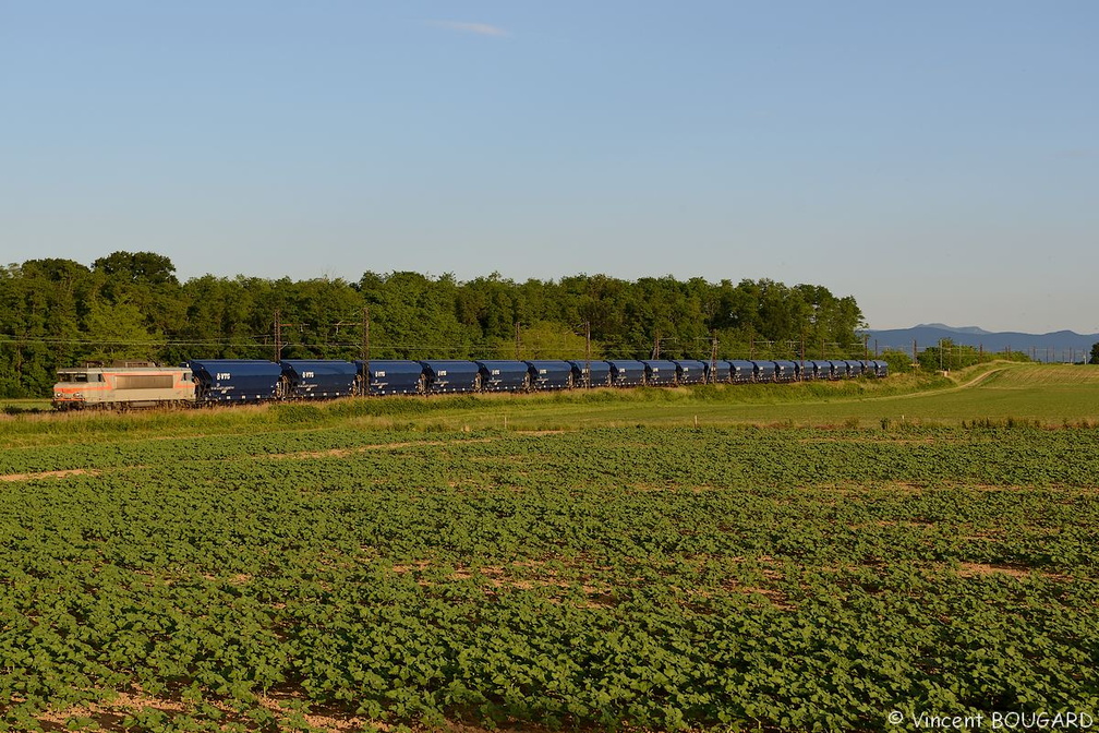 La BB7435 près de La Vavrette - Tossiat.