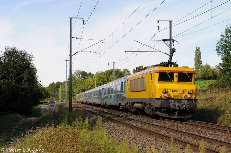 La BB 22380 près de St Germain-des-Fossés avec un train Teoz Paris - Clermont-Ferrand. 22380_bourzat.jpg