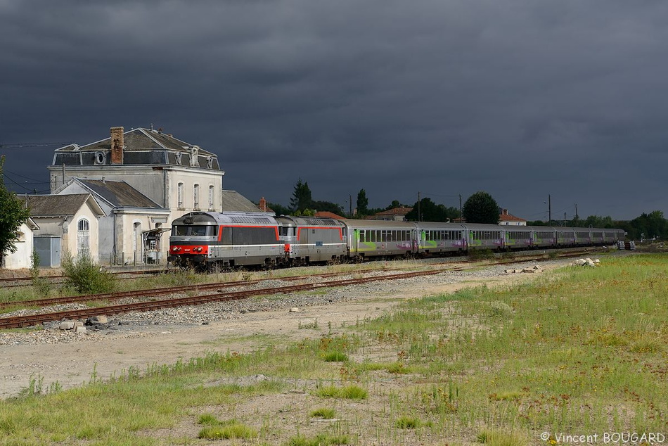 Les BB67427 et BB67435 à Velluire.