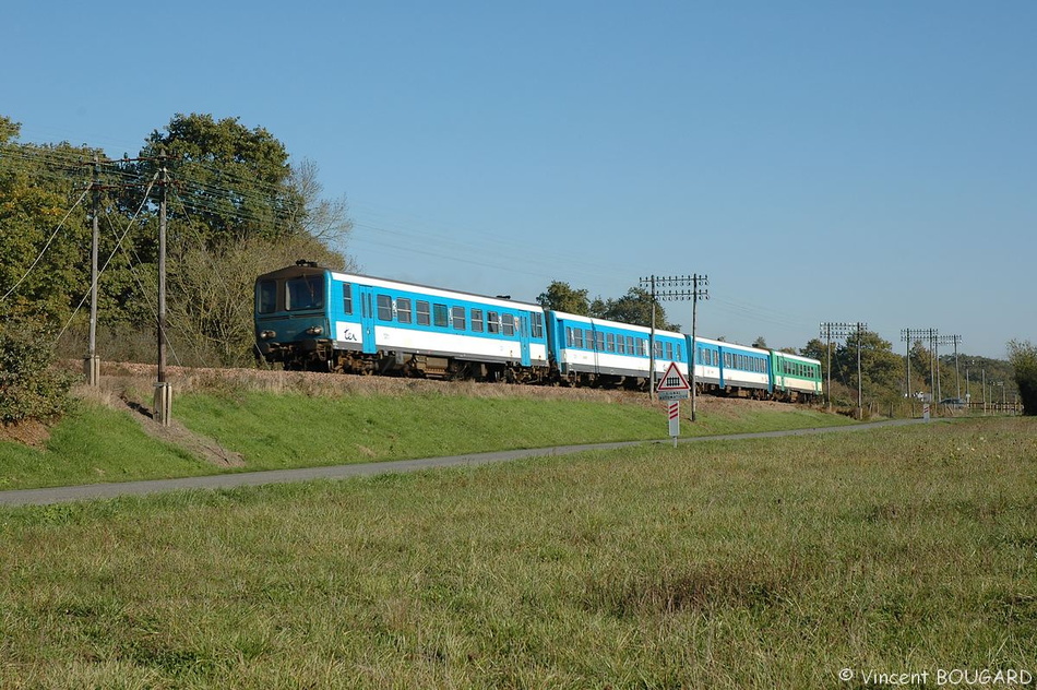 Un X 92100 et un X 2100 près de Vertou avec un train TER Les Sables d'Olonne - Nantes. 9210x&21xx_vertou.jpg