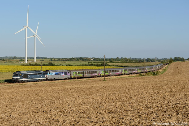 Les BB67601 et BB67437 près du Gué de Velluire.