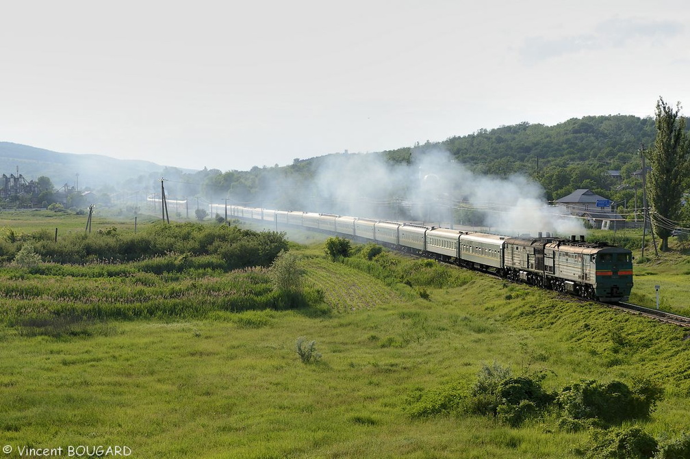 Les 3TE10M-0019 et 3TE10M-0021 à Bucovăţ.