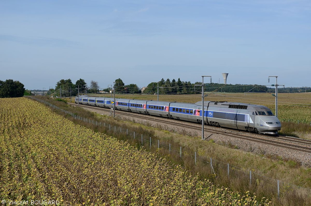 Le TGV Réseau 4503 près de Civrieux.