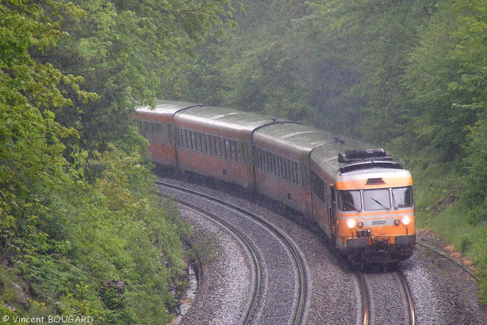 Le Turbotrain RTG T2035-T2036 dans la rampe des Sauvages, côté Tarare, avec le train 4580 Lyon-Bordeaux. T2035-6_sauvages_052004.jpg