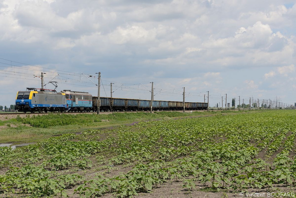 Les Classe 189-0701 et Classe 60-0169 près de Mizil.